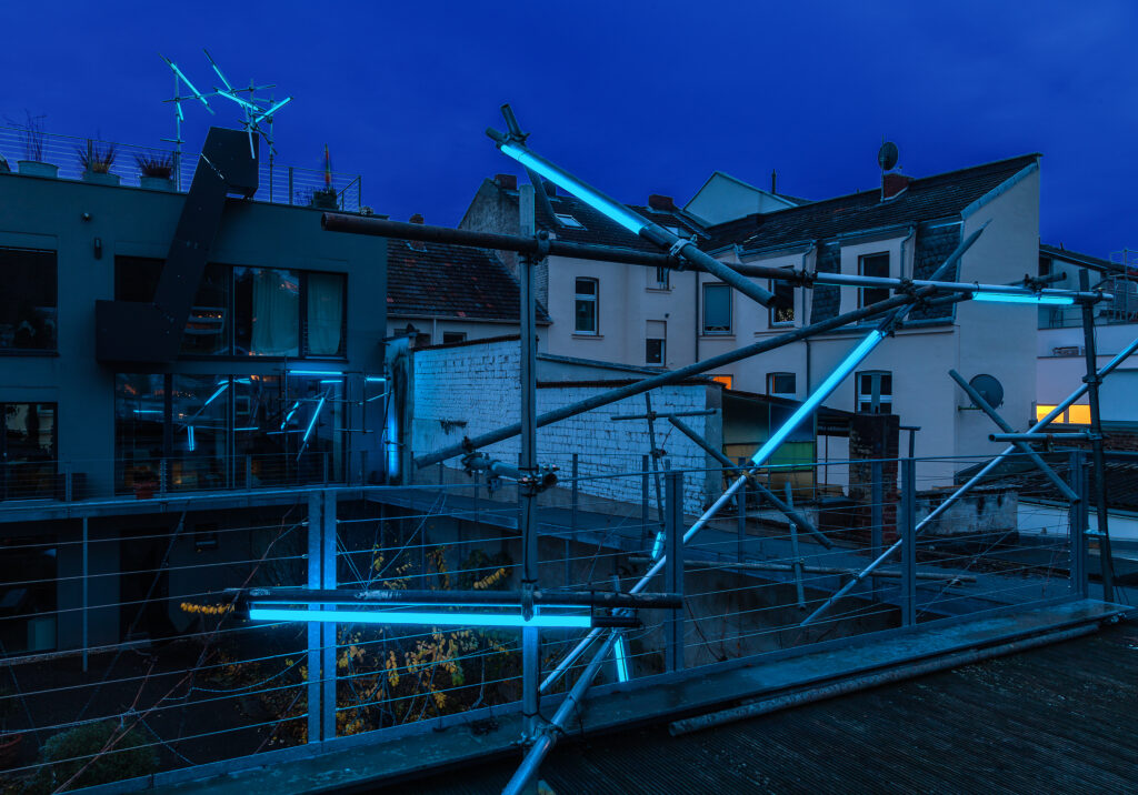 Blaue Lichtinstallation, Nachbarhäuser