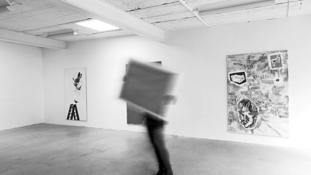 Ausstellungsansicht Person die eine Leinwand trägt Hintergrund zwei große Acryl auf Leinwand von Matthias Aeberli