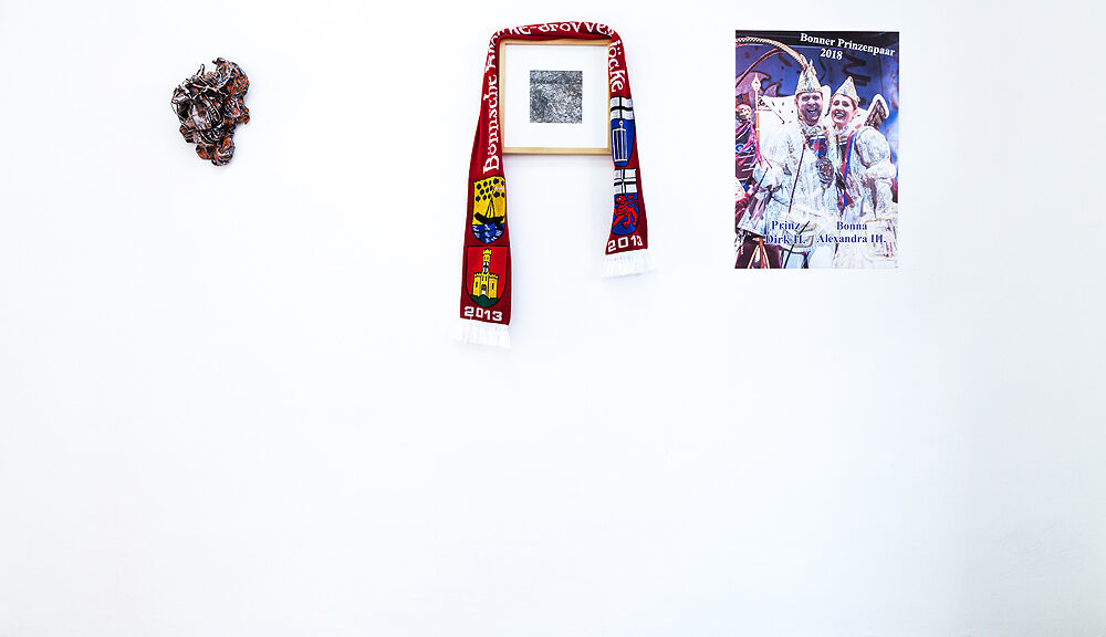 Objekt an der Wand, Bild im Rahmen und roter Schall, farbiges Foto/Plakat