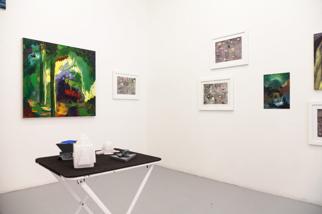 Ausstellungsansicht, Tisch mit vier Objekten, vier Aquarell auf Papier , drei Öl auf Leinen, Wand hängend