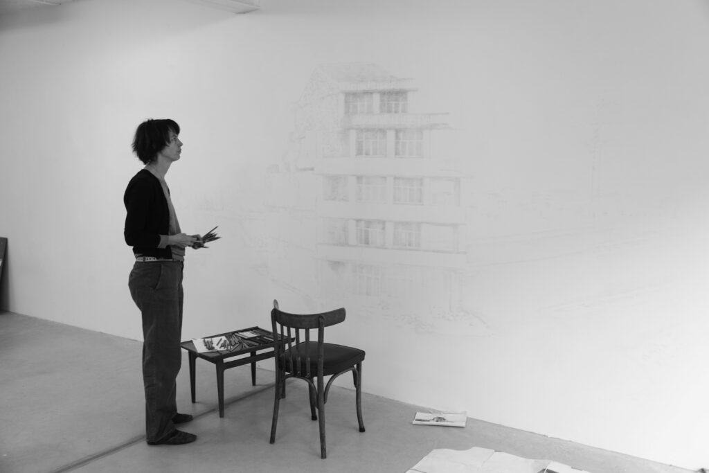 schwarz weißes Foto, Künstlerin Marianne Halter Ausstellungsansicht mit schräg platzierter Box im Raum, Eckwand, Wand Zeichnung