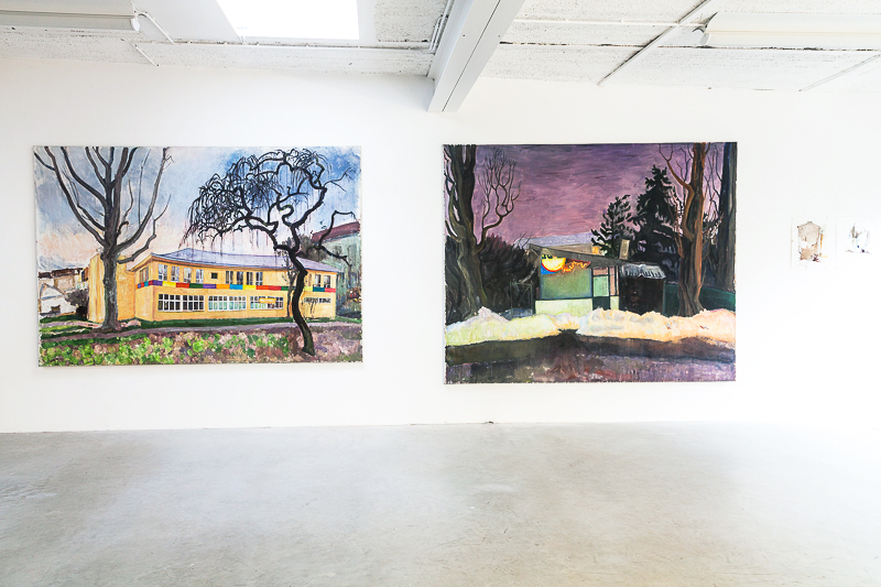 Zwei großen Gemälde und zwei kleineren Aquarelle von Katarzyna Badach an einer weißen Wand