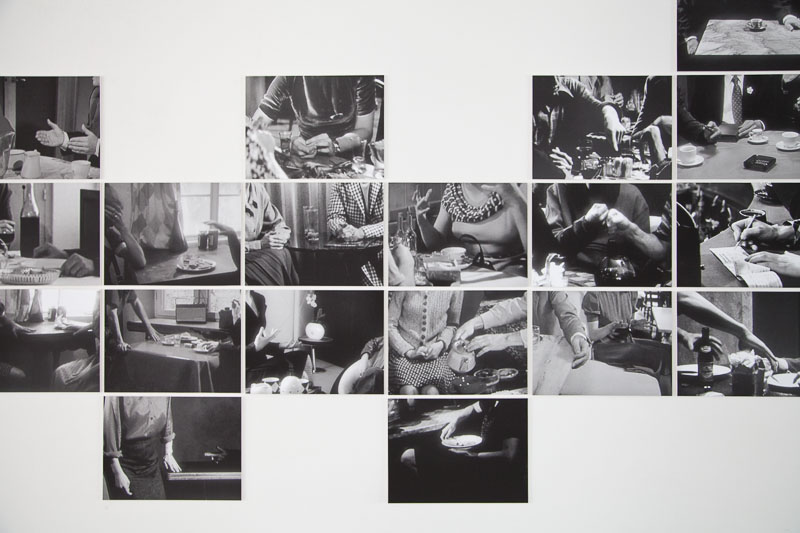 19 Schwarz-Weiß-Fotografien an der Wand in einem Raster angeordnet