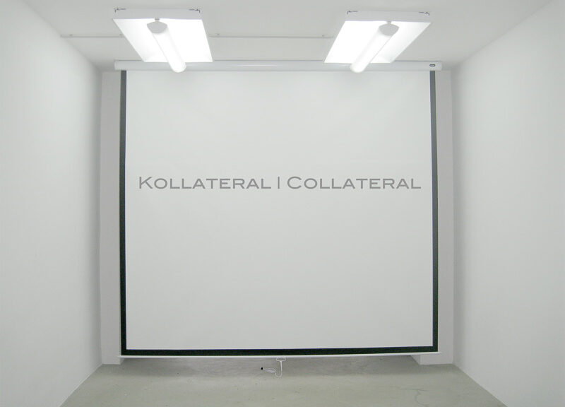 Ein Bildschirm mit dem Titel der Ausstellung